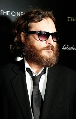 joaquin-phoenix-beard-glasses