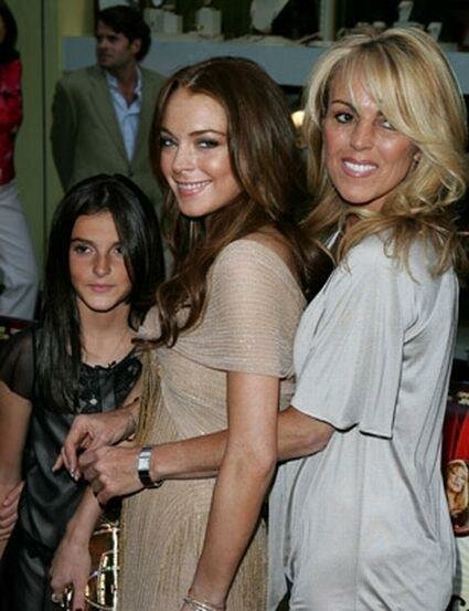 lindsay-lohan-spends-thankgiving-with-family-new-york1