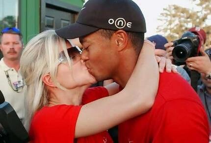 tiger-woods-elin-kissing-public